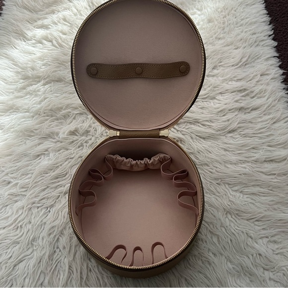 Cuyana Leather Wellness Case - Picture 3 of 7